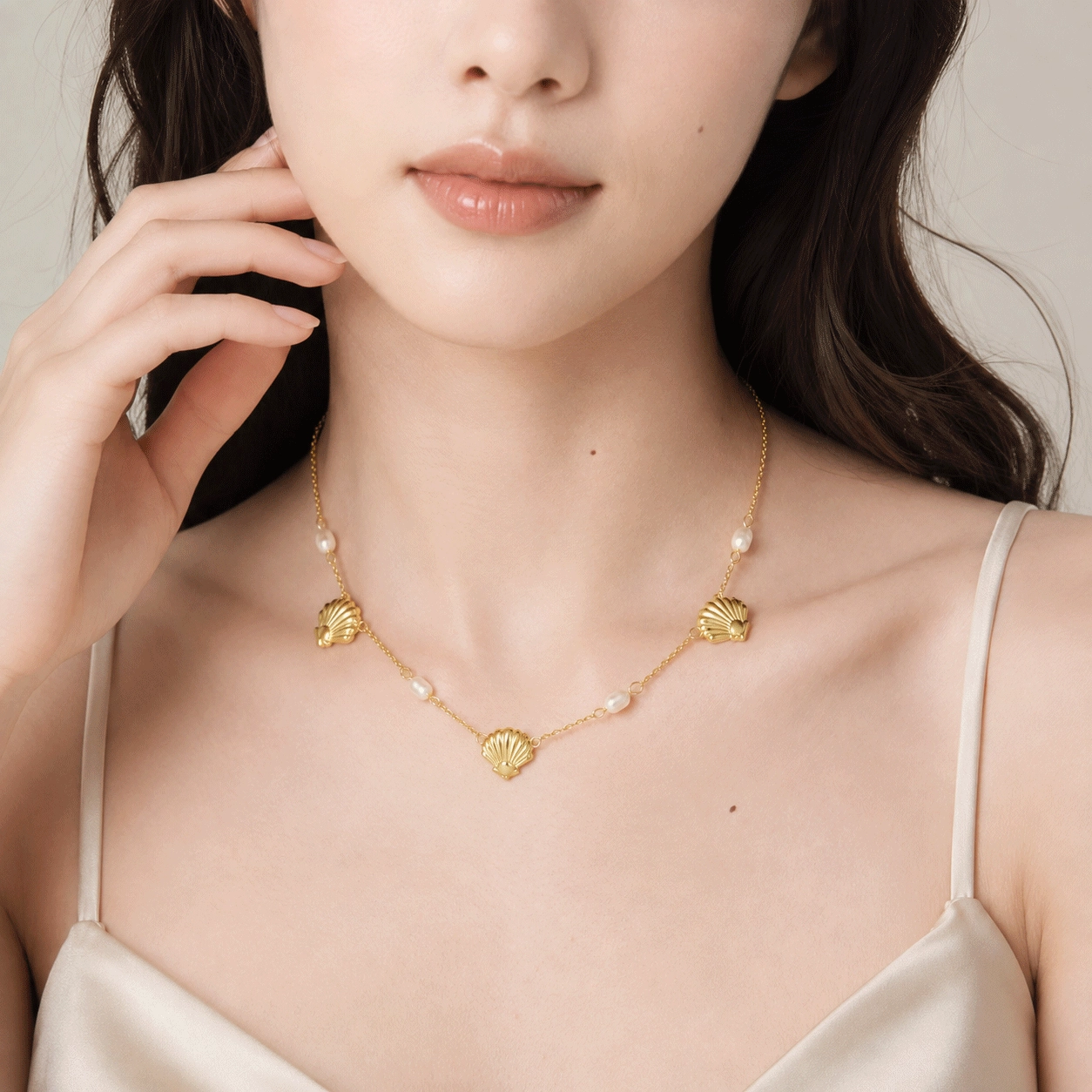 freshwater-pearl-necklace-wholesale-model-display - Zhefan Jewelry Model wearing a freshwater pearl shell necklace to show its overall scale and 18 inch length - Zhefan Jewelry