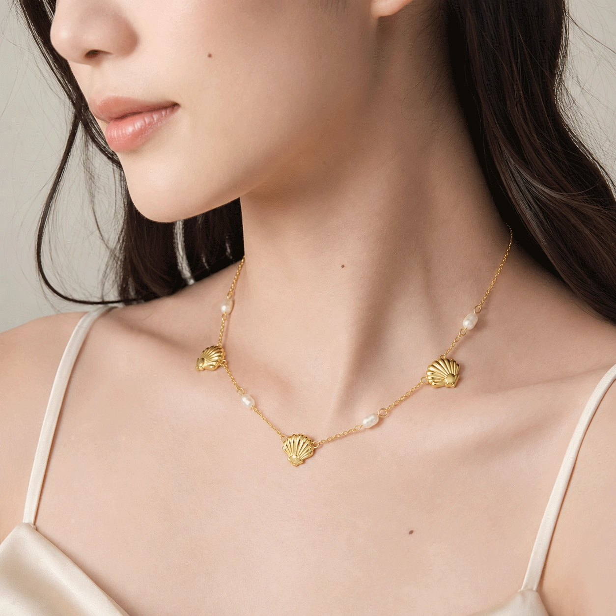 Side angle model presentation of an OEM freshwater pearl shell necklace - Zhefan Jewelry