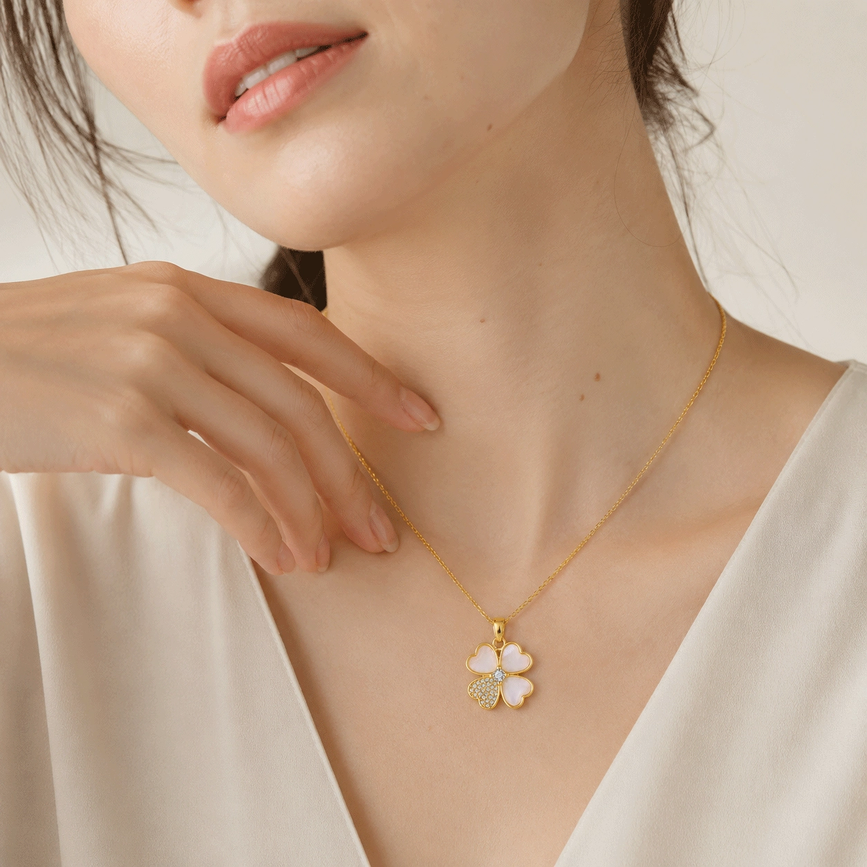wholesale-mother-of-pearl-clover-necklace-model - Zhefan Jewelry